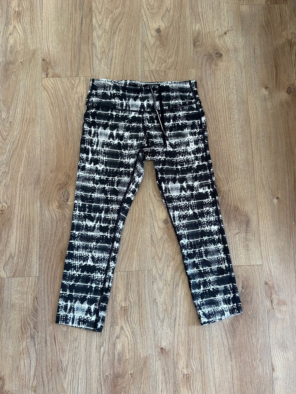 Nike Dri-FIT women's printed running capris black white abstract Great Cond XS